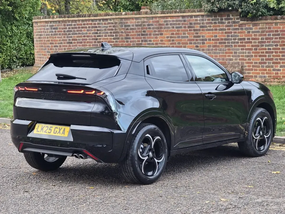 Begagnad Alfa Romeo GT Junior 2025 Svart Halvkombi
