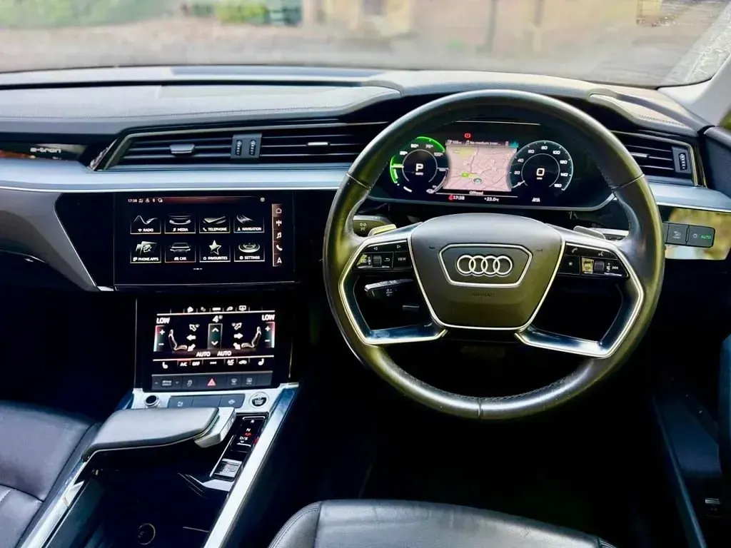 Używany Audi e-tron Design 230 kW (313 KM) 2021 Niebieski SUV