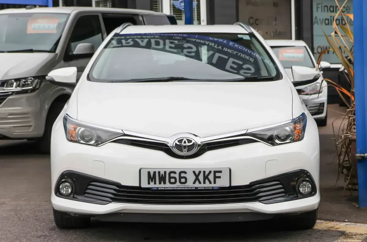 Used Toyota Auris Business Edition 116 HP (85 kW) 2017 White Estate