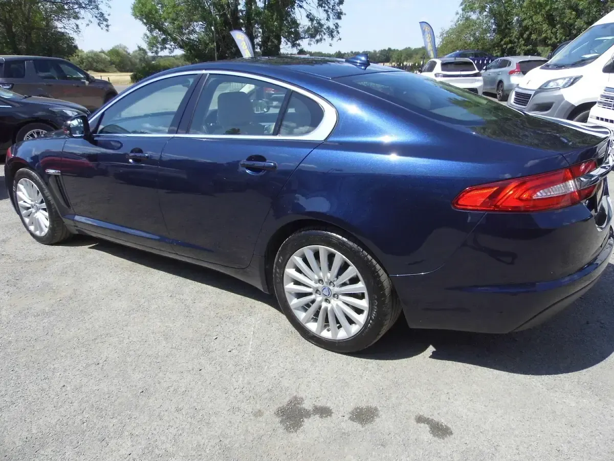 Used Jaguar XF Luxury 200 HP (147 kW) 2015 Blue Sedan