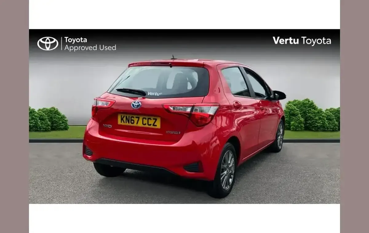 Used Toyota Yaris 100 HP (73 kW) 2017 Red Hatchback