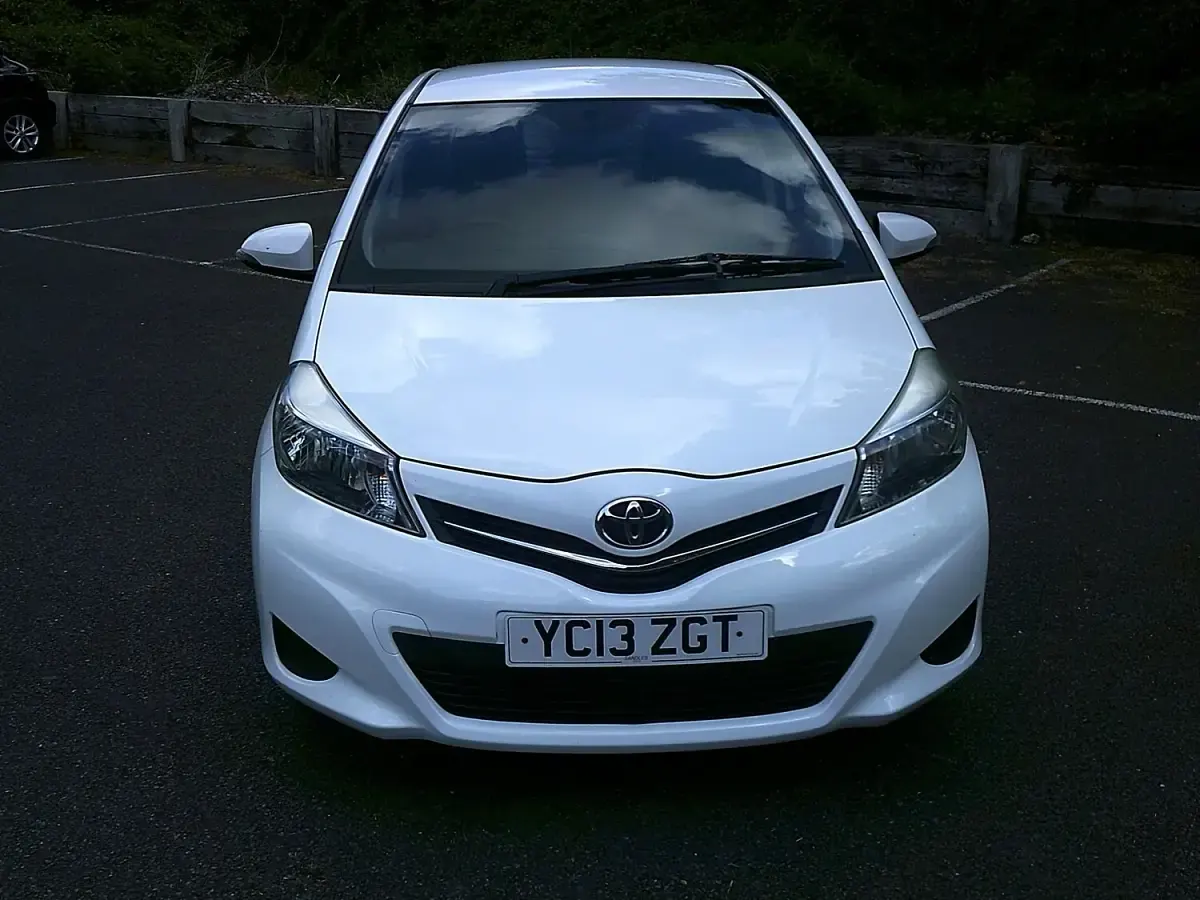 Used Toyota Yaris 69 HP (50 kW) 2013 White Hatchback
