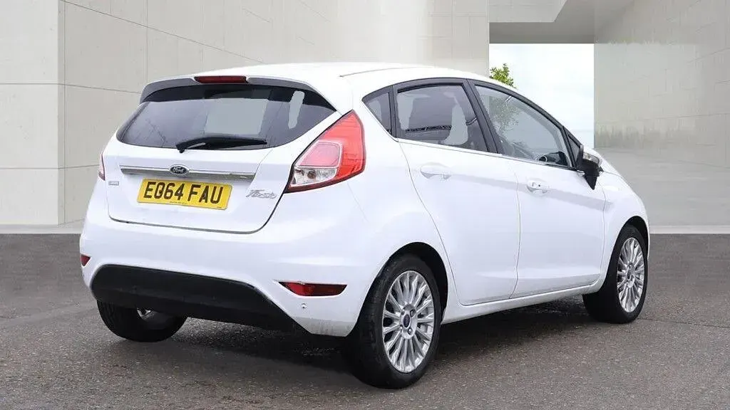Used Ford Fiesta Titanium 98 HP (72 kW) 2014 White Hatchback