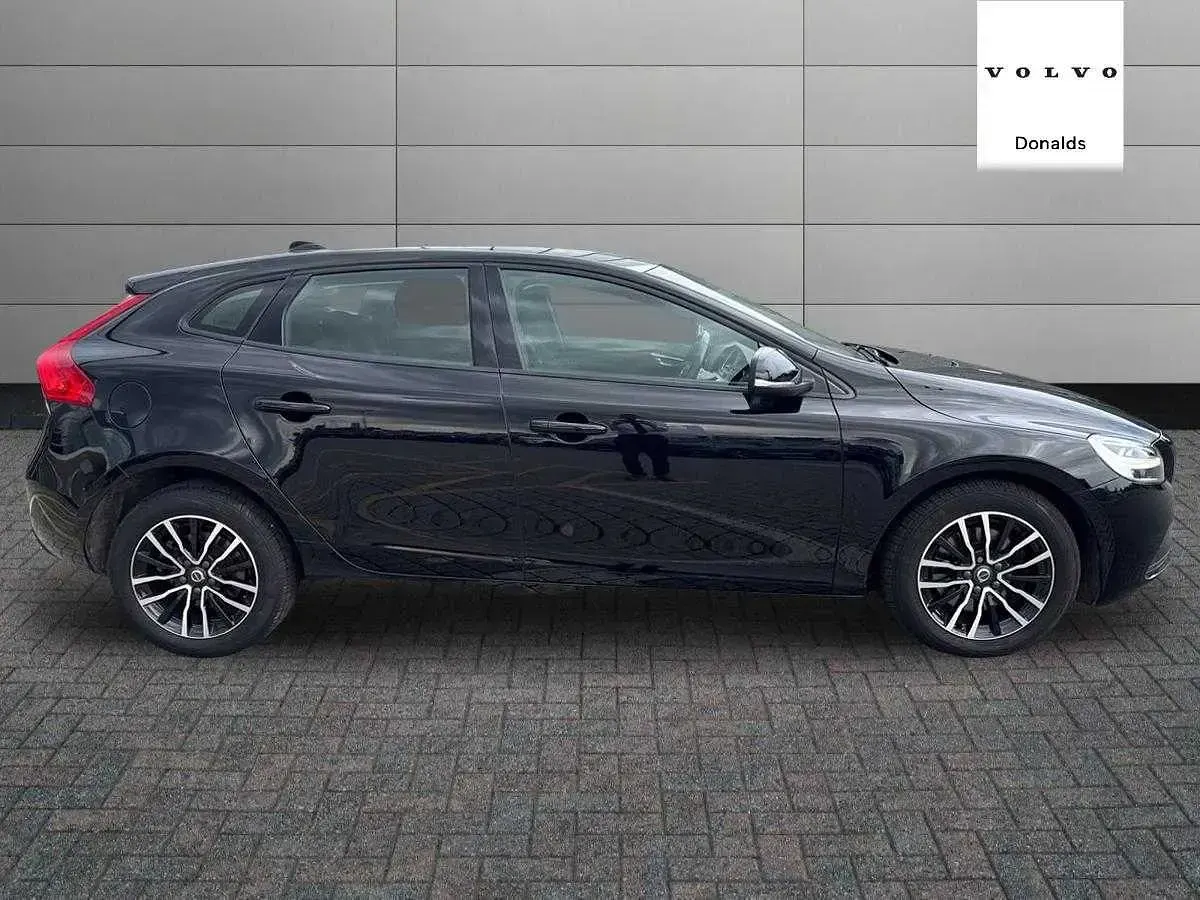 Used Volvo V40 Momentum 122 HP (89 kW) 2018 Black Hatchback
