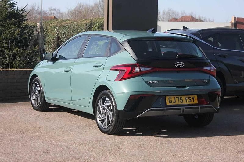 Used Hyundai i20 Advanced 101 HP (74 kW) 2025 Green Hatchback