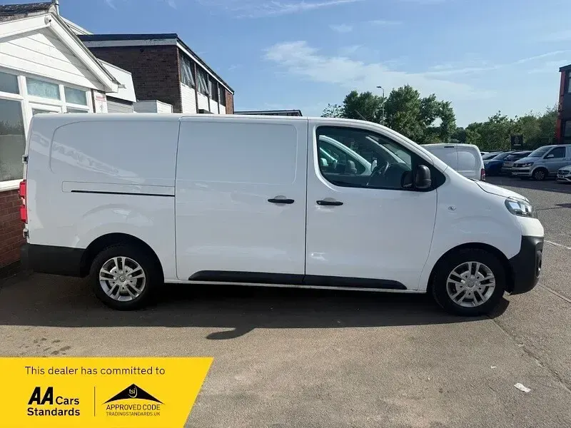 Second-hand Vauxhall Vivaro S 2021 Alb Monovolum