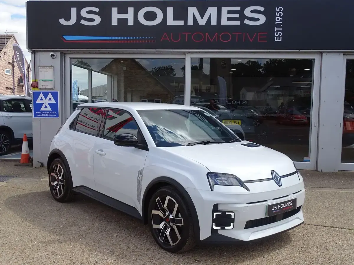 Used Renault 5 E-Tech Komfort 58 kW (79 HP) 2025 White Hatchback