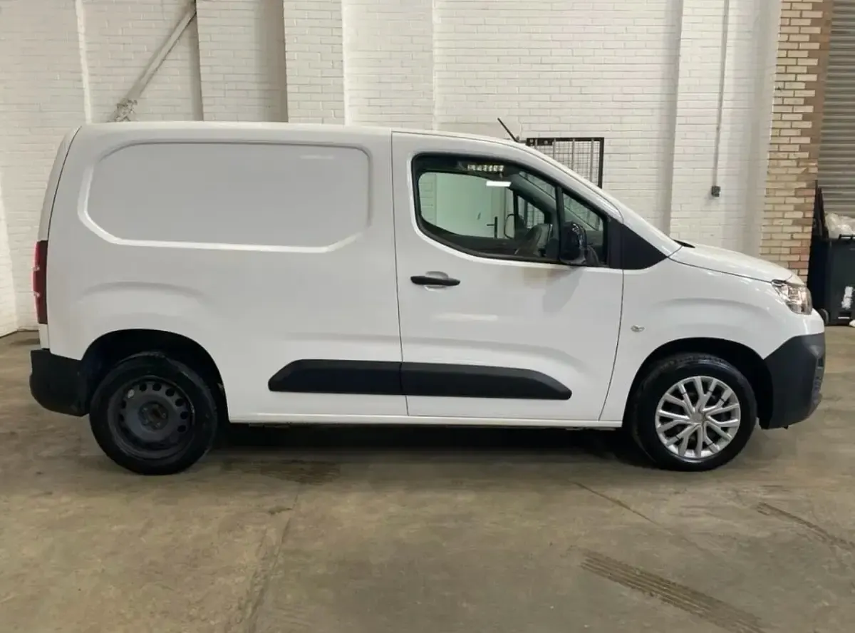 Used Citroën Berlingo 100 HP (73 kW) 2022 White MPV