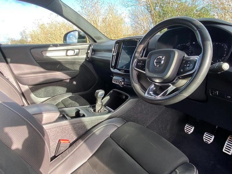 Used Volvo XC40 R-Design 163 HP (119 kW) 2020 Onyx black SUV