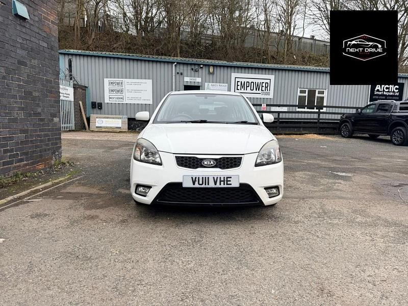 Used Kia Rio 2011 White Hatchback