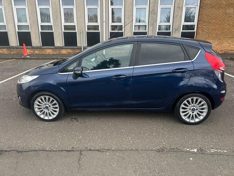 Usado Ford Fiesta Titanium 70 HP (51 kW) 2012 Azul Citadino
