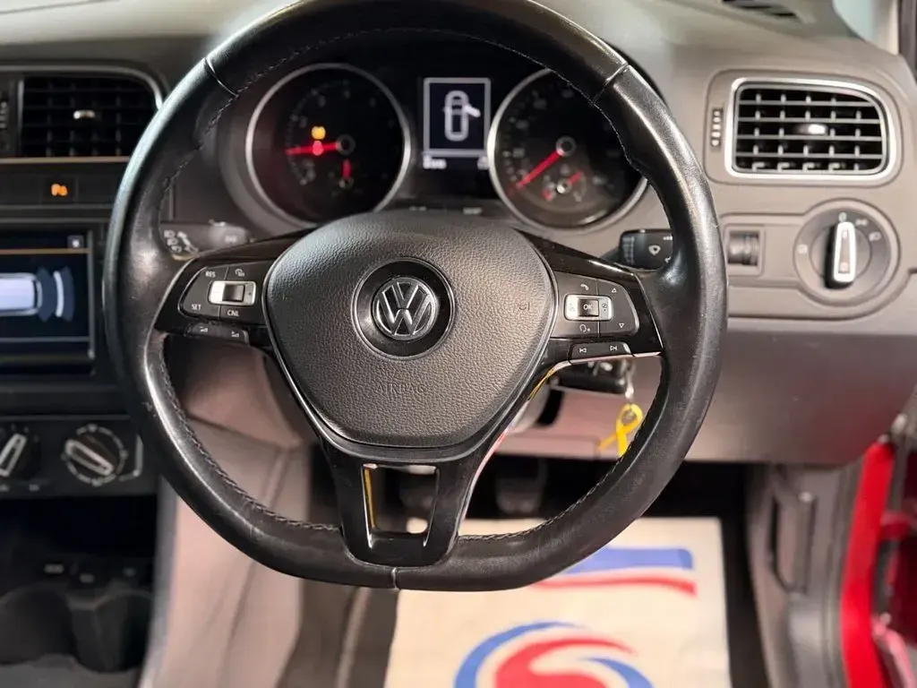 Used VW Polo SE 90 HP (66 kW) 2015 Red Hatchback