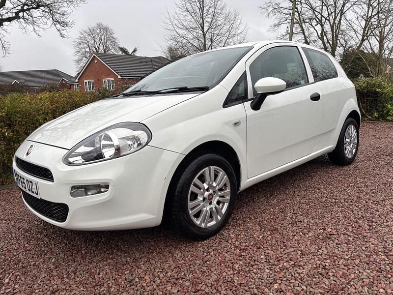 Used Fiat Punto Pop 69 HP (50 kW) 2015 White Hatchback