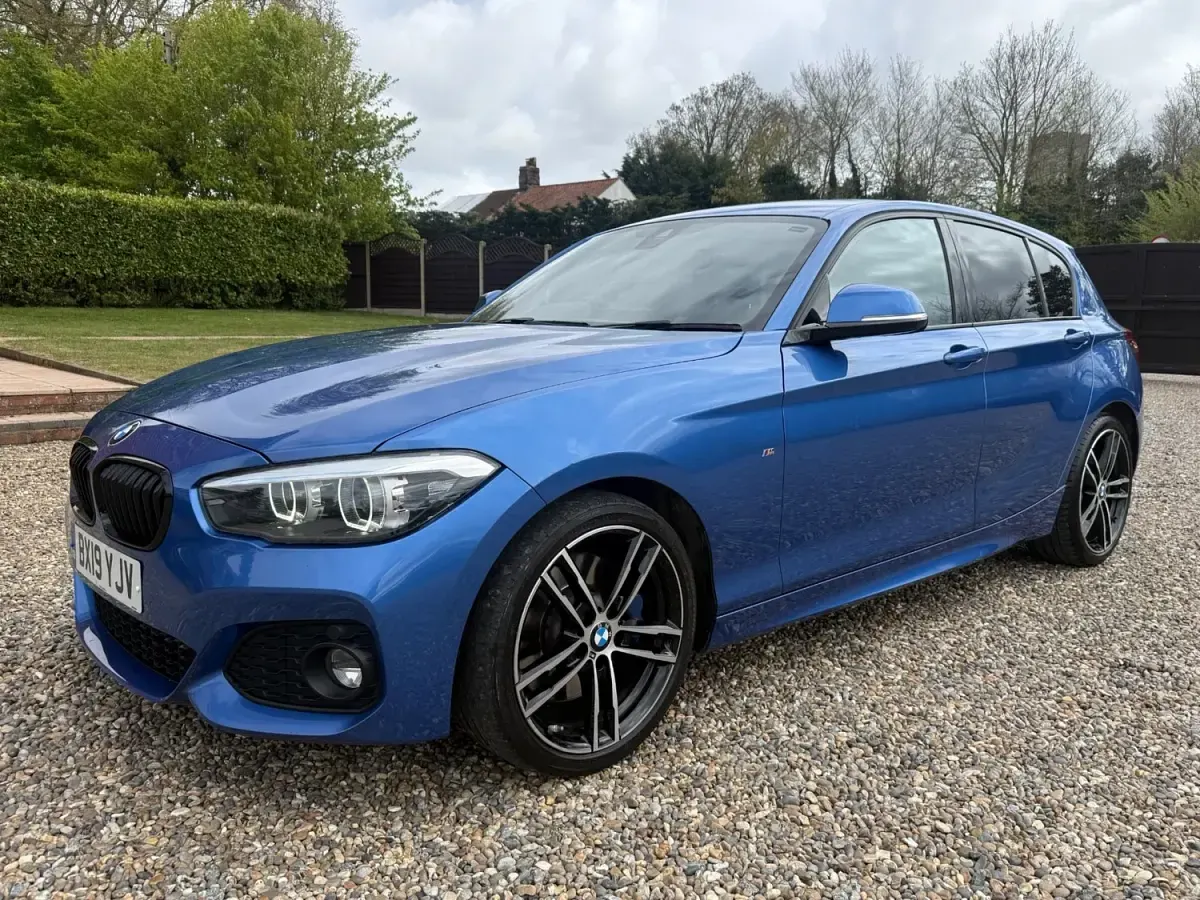 Begagnad BMW 118 Efficient Dynamics 2019 Blå Halvkombi
