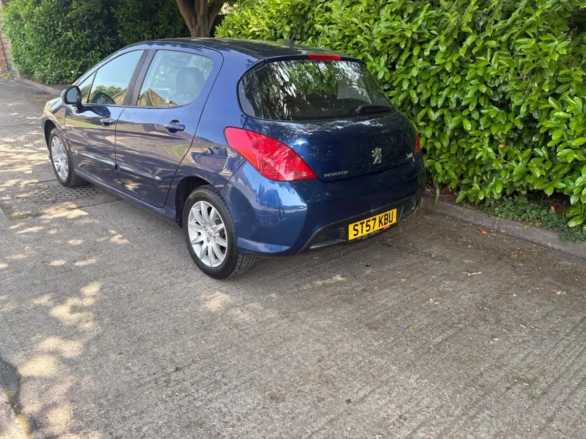 Używany Peugeot 308 2008 Niebieski Hatchback