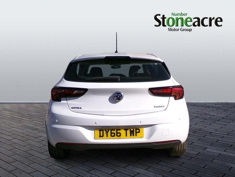 Used Vauxhall Astra Design Edition 123 HP (90 kW) 2016 White Hatchback