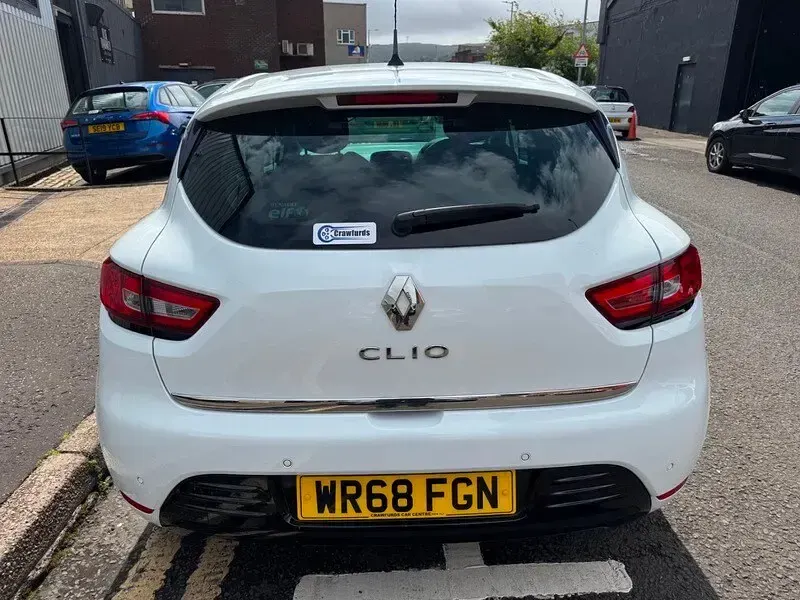 Used Renault Clio Iconic 90 HP (66 kW) 2018 White Hatchback