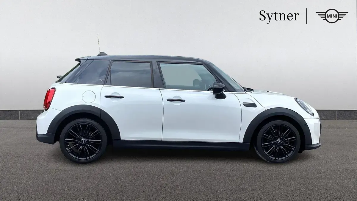 Gebraucht Mini Cooper Exclusive 134 PS (98 kW) 2024 Weiß Kleinwagen