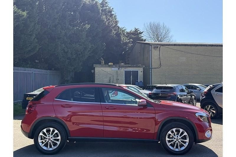 Used Mercedes GLA200 Executive 156 HP (114 kW) 2018 Red SUV