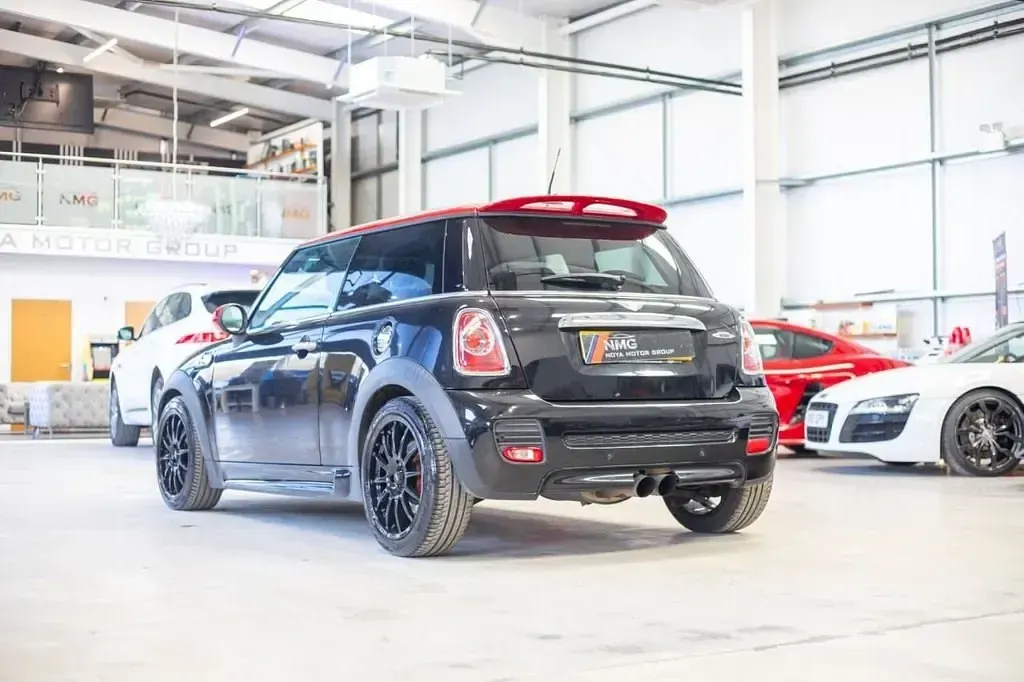 Usado Mini John Cooper Works Hatch 211 CV (155 kW) 2011 Negro Utilitario