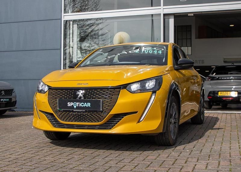 Used Peugeot e-208 Allure Premium 98 kW (134 HP) 2022 Yellow Hatchback