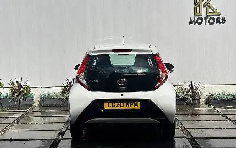 Used Toyota Aygo X-play 72 HP (52 kW) 2020 White Hatchback
