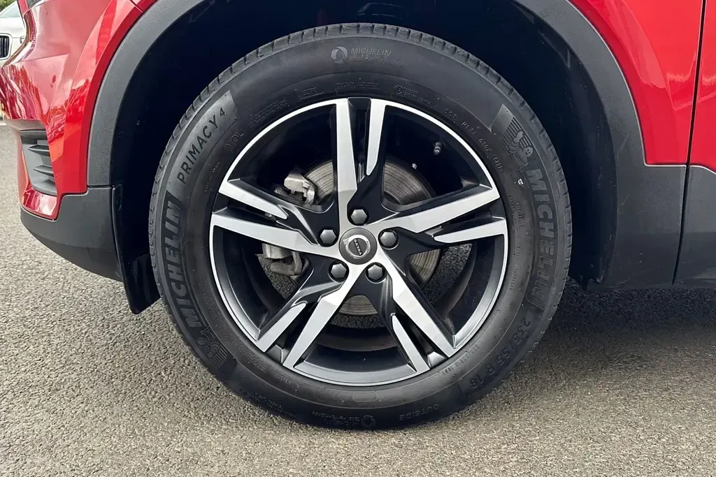 Used Volvo XC40 R-Design 161 HP (118 kW) 2022 Red SUV