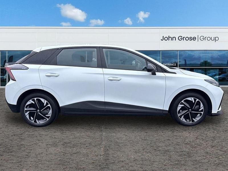 Used MG MG4 EV SE 2023 White Hatchback