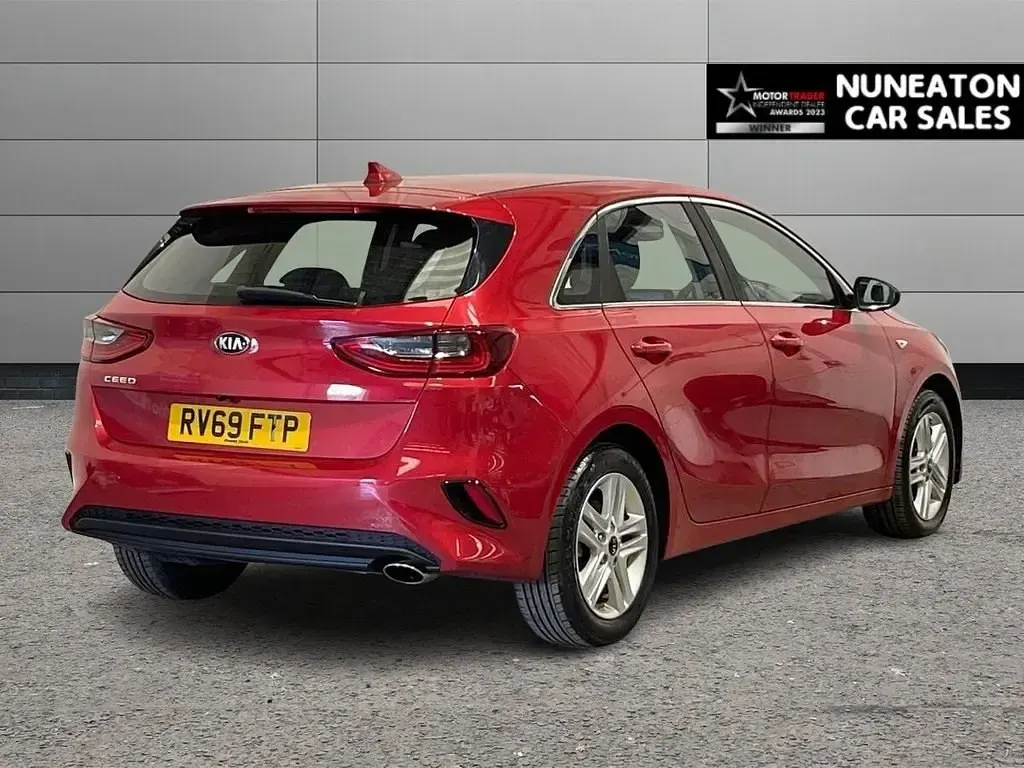 Usado Kia Ceed 114 CV (83 kW) 2019 Rojo Utilitario