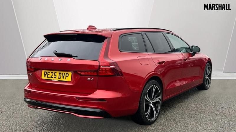 Usado Volvo V60 Plus 197 HP (144 kW) 2025 Vermelho Carrinha