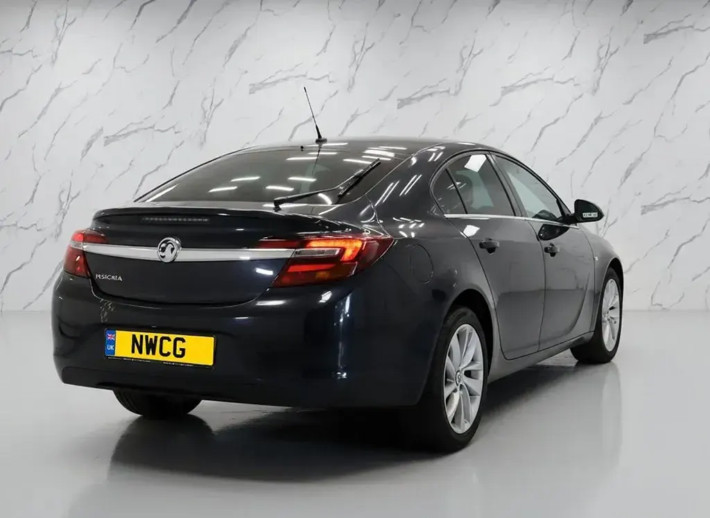 Usado Vauxhall Insignia SRi 140 CV (102 kW) 2015 Negro Utilitario