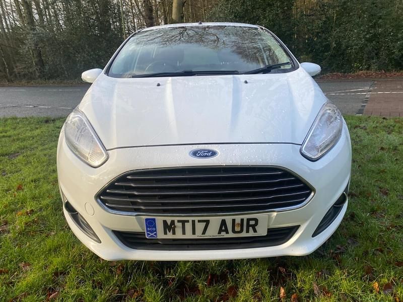 Used Ford Fiesta Zetec 100 HP (73 kW) 2017 White Hatchback