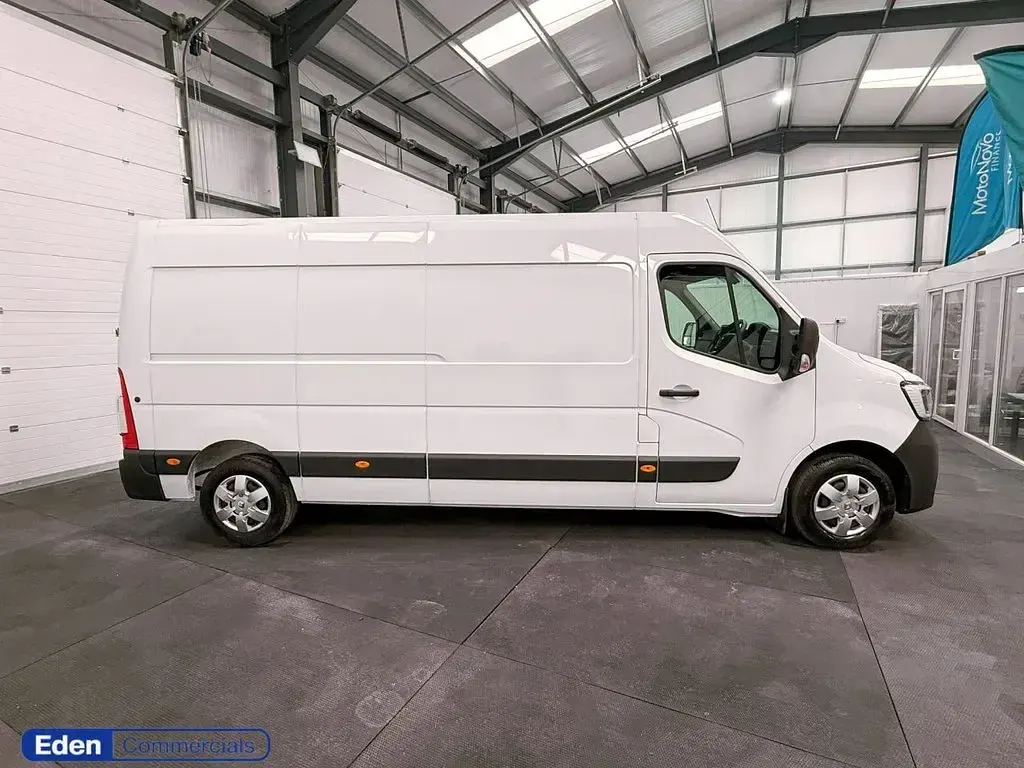 Used Renault Master 135 HP (99 kW) 2023 White MPV