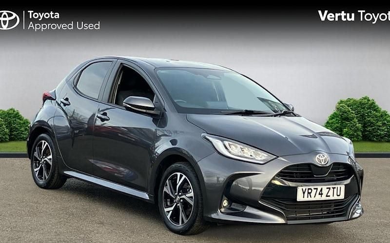 Used 2025 Toyota Yaris Hybrid Design Hatchback | £19,536 (Good price) - Image 1/4