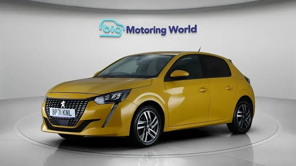 Second-hand Peugeot 208 Allure Premium 100 CP (73 kW) 2022 Galben Hatchback