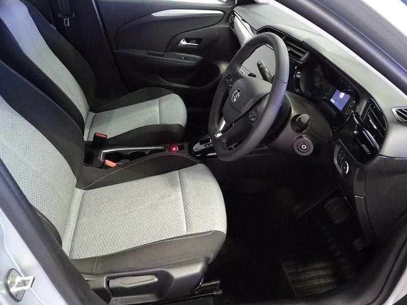 Second-hand Vauxhall Corsa Design Edition 100 CP (73 kW) 2025 Gri Hatchback
