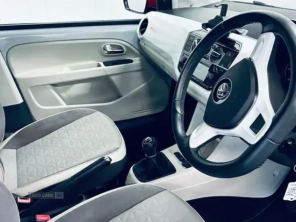 Used VW up! Beats 60 HP (44 kW) 2017 Silver Hatchback