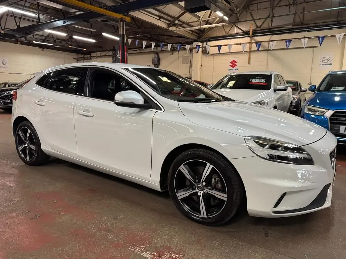 Usado Volvo V40 R-Design 122 CV (89 kW) 2019 Utilitario