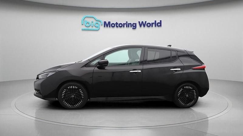 Begagnad Nissan Leaf Tekna 110 kW (150 HK) 2022 Svart Halvkombi