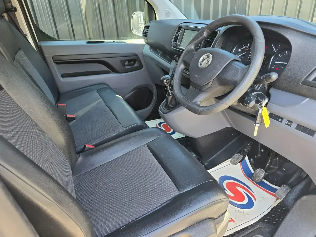 Used Vauxhall Vivaro S 100 HP (73 kW) 2019 White MPV