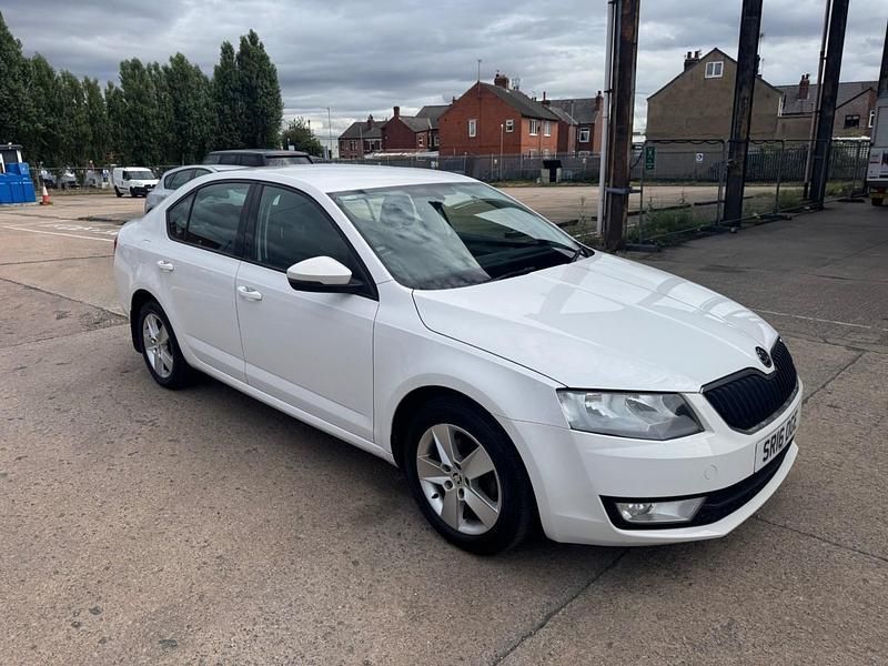 White Used 2016 Skoda Octavia SE Hatchback | £2,995 (Fair price) - Image 1/4