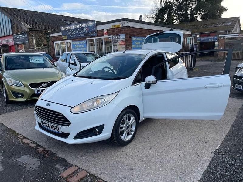 Used Ford Fiesta Zetec 82 HP (60 kW) 2014 White Hatchback