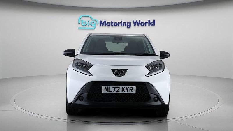 Used Toyota Aygo X PURE 71 HP (52 kW) 2022 White SUV
