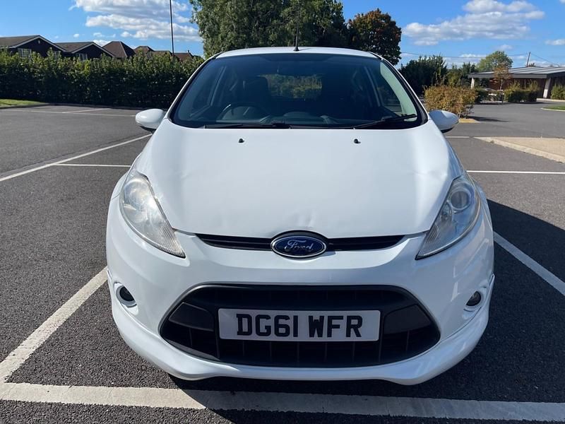 Begagnad Ford Fiesta Zetec 2012 Vit Halvkombi