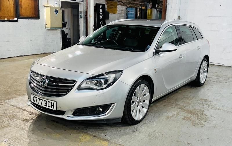 Usado Vauxhall Insignia Elite 195 CV (143 kW) 2014 Plateado Familiar