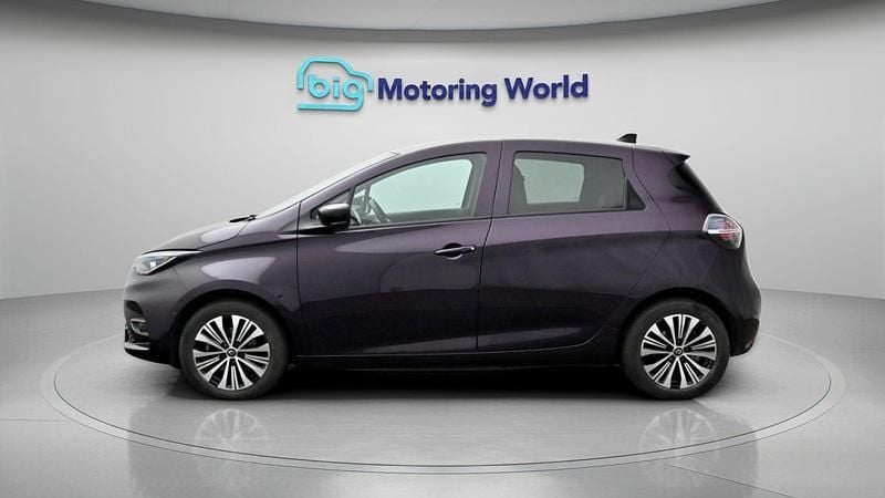 Used Renault Zoe Techno 100 kW (136 HP) 2023 Mauve/purple Hatchback