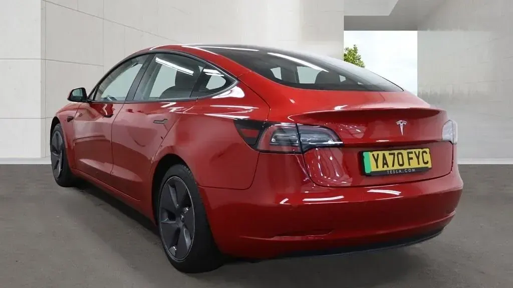 Używany Tesla Model 3 Standard Range Plus 180 kW (245 KM) 2020 Czerwony Sedan/Limuzyna