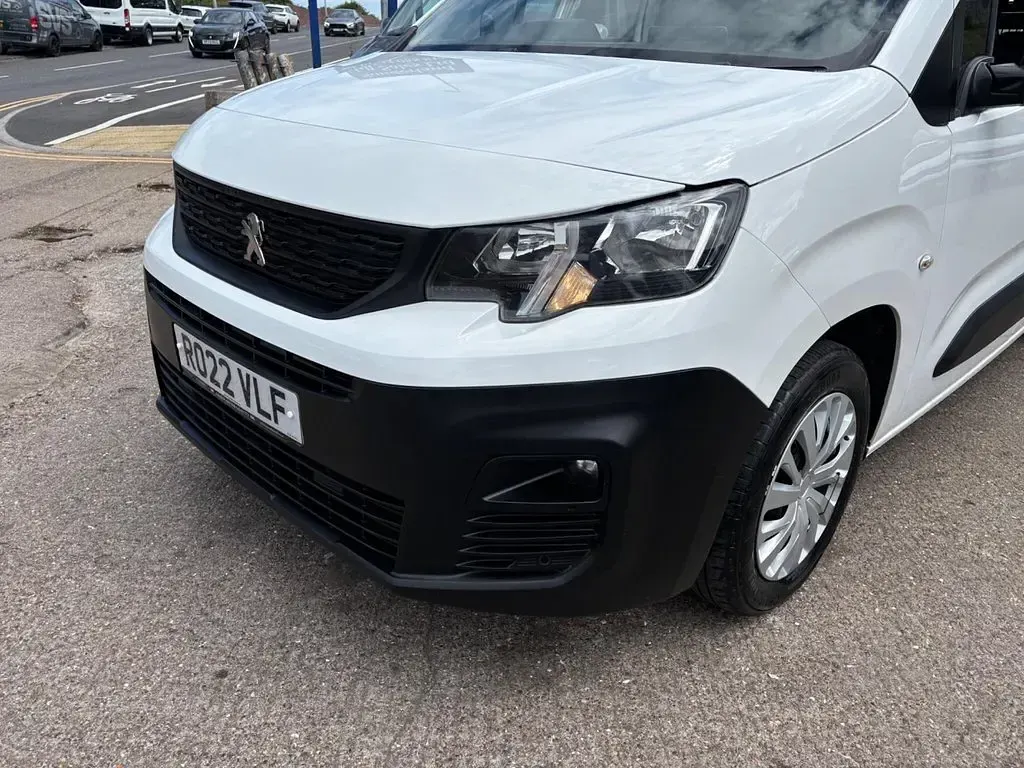 Used Peugeot Partner Premium 131 HP (96 kW) 2022 White MPV