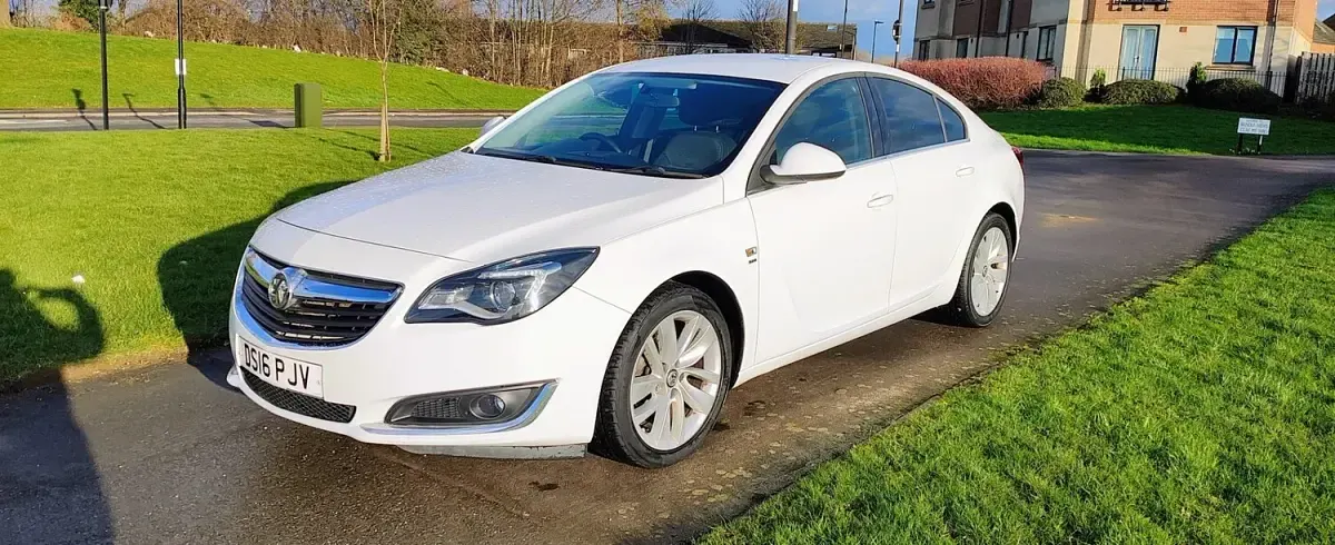 Used Vauxhall Insignia SRi 170 HP (125 kW) 2016 White Hatchback