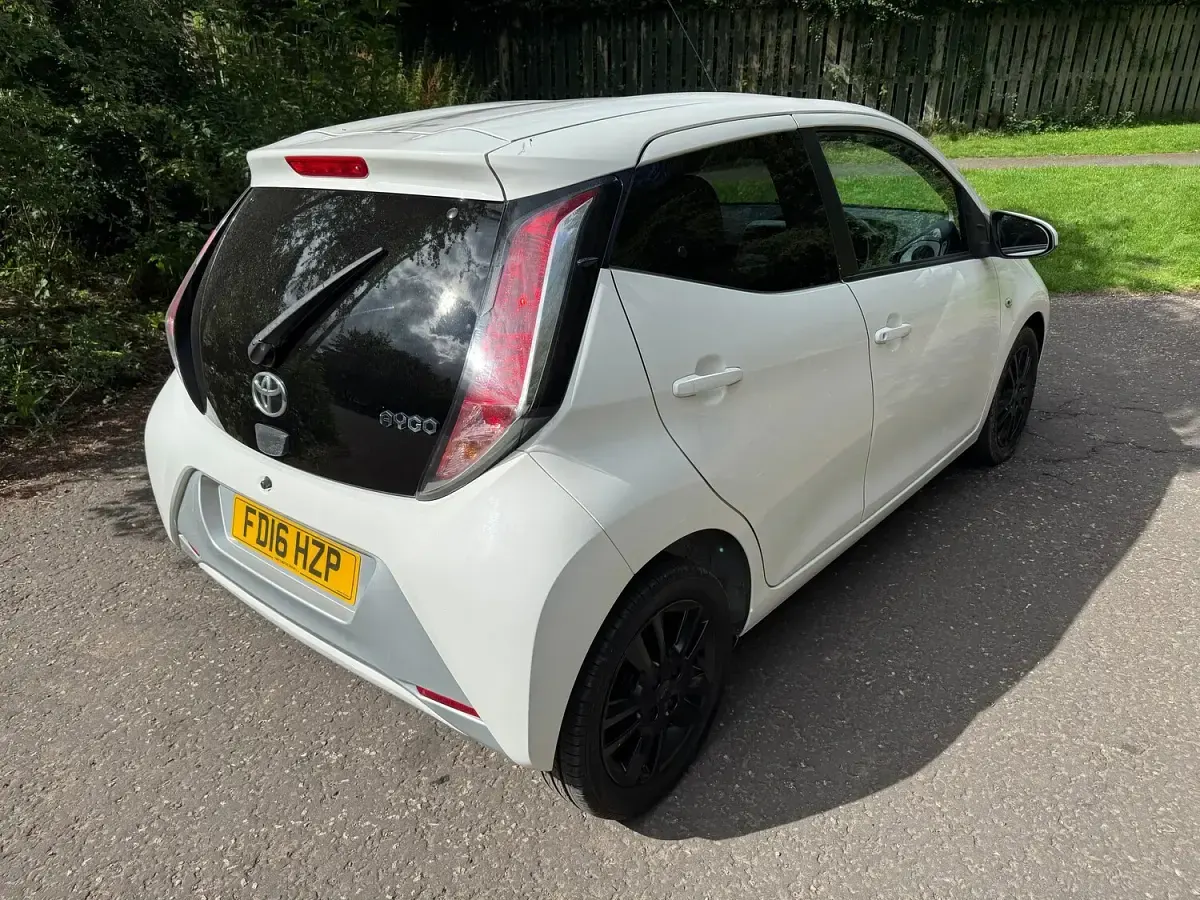 Used Toyota Aygo X-pure 68 HP (50 kW) 2016 White Hatchback